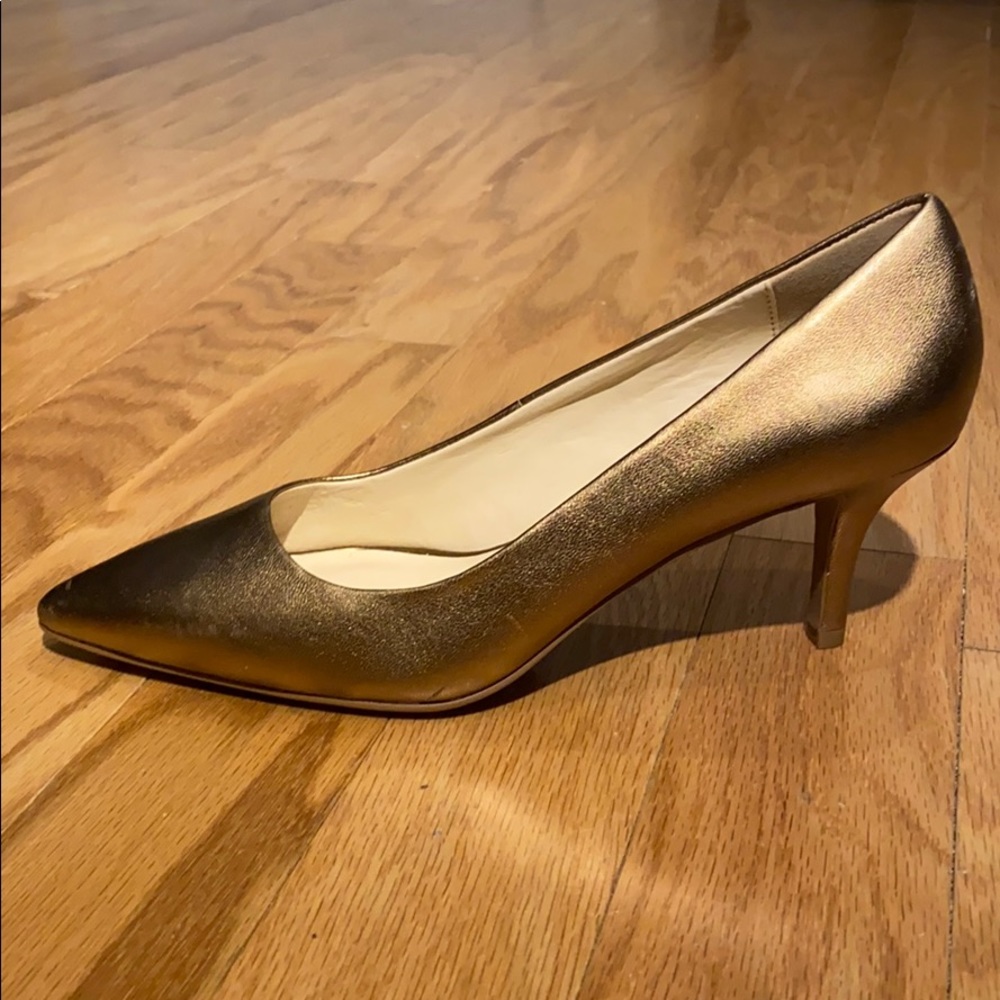 Isaac Mizrahi Live Jamie Gold Metallic Pumps - Picture 9 of 16